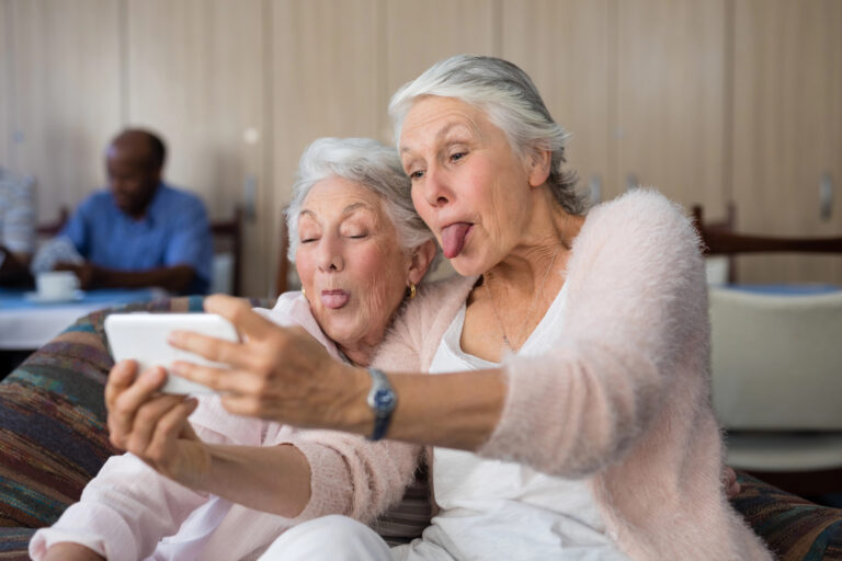 důchodci dělají selfie